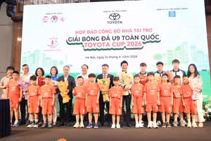 Ban Tổ chức cùng các cầu thủ nhí chụp hình lưu niệm tại buổi lễ công bố giải đấu. 