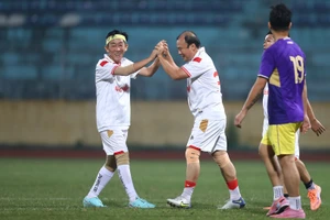 Các thành viên FC Đại biểu Quốc hội ăn mừng bàn thắng. 