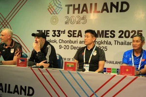 Huấn luyện viên Mai Đức Chung cùng huấn luyện viên các đội tuyển nữ Malaysia, Philippines và Myanmar tại buổi họp báo. (Ảnh: VFF)