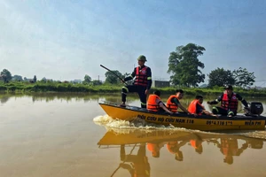 Đội Cứu hộ Cứu nạn đường thủy 116 tiến vào vùng lũ thực hiện công tác cứu hộ, cứu nạn, hỗ trợ bà con.