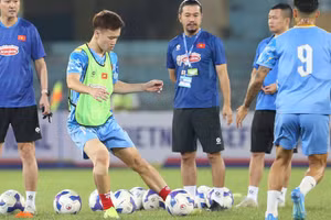 Tiền vệ Nguyễn Hoàng Đức tập luyện cùng các đồng đội. (Ảnh: VFF)