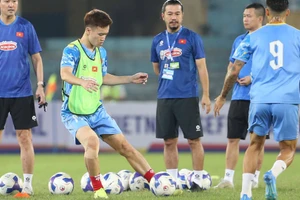 Tiền vệ Nguyễn Hoàng Đức tập luyện cùng các đồng đội. (Ảnh: VFF)