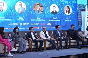 Các đại biểu nêu ý kiến tại phiên thảo luận. 