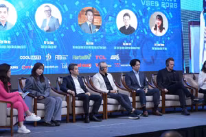 Các đại biểu nêu ý kiến tại phiên thảo luận. 