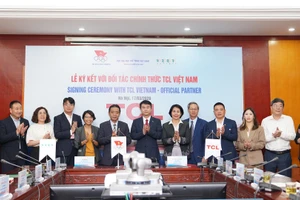 Các đại biểu chụp hình tại lễ ký kết. 