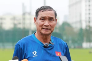 Huấn luyện viên Mai Đức Chung trả lời phỏng vấn tại buổi tập ngày 26/2. (Ảnh: VFF)