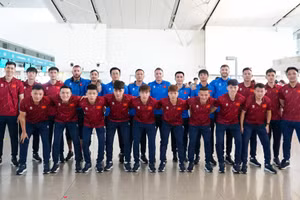 Ban huấn luyện cùng các tuyển thủ futsal Việt Nam trước giờ khởi hành. 