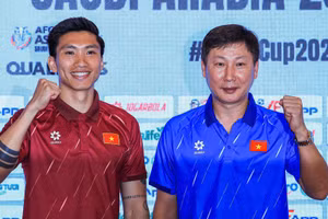 Huấn luyện viên Kim Sang Sik và cầu thủ Đoàn Văn Hậu (trái) tại buổi họp báo. 