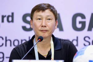 Huấn luyện viên Kim Sang Sik tại buổi họp báo sau trận thắng 2-1 U22 Lào. (Ảnh: VFF)