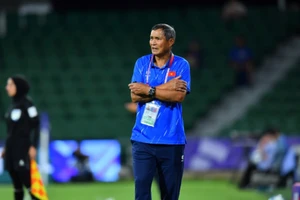 Huấn luyện viên Mai Đức Chung chỉ đạo trong trận đấu gặp đội tuyển nữ Ấn Độ. (Ảnh: AFC)