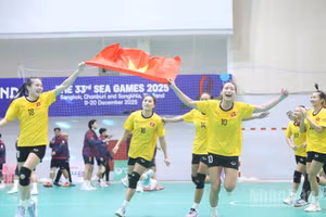 Đội tuyển bóng ném nữ Việt Nam giành Huy chương Vàng sau khi đánh bại chủ nhà Thái Lan, hôm 17/12. (Ảnh: HOÀNG MINH)