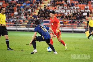 Thanh Nhàn ghi bàn thắng ấn định chiến thắng cho U22 Việt Nam. (Ảnh: XUÂN SƠN)