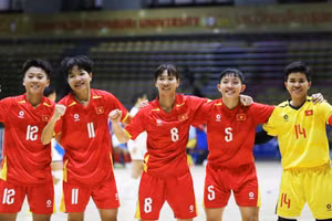 Các cô gái futsal Việt Nam ăn mừng chiến thắng ở trận chung kết. (Ảnh: VFF)