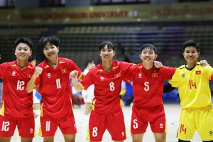 Các cô gái futsal Việt Nam ăn mừng chiến thắng ở trận chung kết. (Ảnh: VFF)