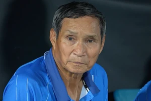 HLV Mai Đức Chung lặng người sau trận thua nghiệt ngã vì quyết định của trọng tài