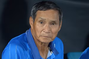 HLV Mai Đức Chung lặng người sau trận thua nghiệt ngã vì quyết định của trọng tài