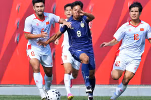 U23 Việt Nam (áo trắng) thua 0-1 trước U23 Thái Lan. (Ảnh: VFF)