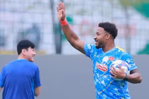 Tiền đạo Xuân Son hào hứng trong một buổi tập của đội tuyển Việt Nam. (Ảnh: VFF)