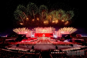 [Ảnh] Mãn nhãn màn pháo hoa "tuyệt đối điện ảnh" trên bầu trời Hà Nội mừng Đại hội XIV của Đảng thành công