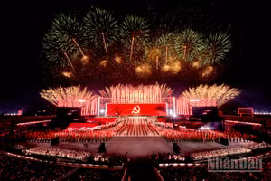 [Ảnh] Mãn nhãn màn pháo hoa "tuyệt đối điện ảnh" trên bầu trời Hà Nội mừng Đại hội XIV của Đảng thành công