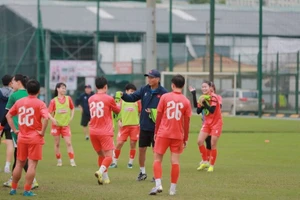 Huấn luyện viên Mai Đức Chung cùng các tuyển thủ chuẩn bị cho giải đấu quan trọng trong năm 2026. (Ảnh: VFF)