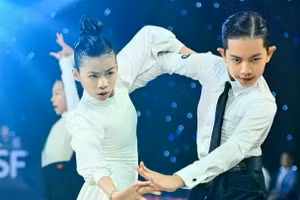 Nguyễn Minh Cường (phải) và Đỗ Trần Linh San thi đấu hết mình tại giải đấu.