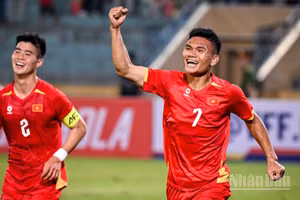 Xuân Mạnh ăn mừng đầy cảm xúc với bàn thắng thứ hai. (Ảnh: THÀNH ĐẠT)