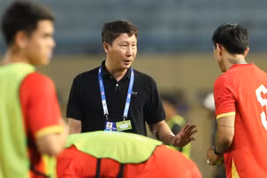Huấn luyện viên Kim Sang Sik dặn dò các học trò trong trận đấu gặp Bangladesh. 