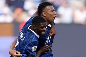 Kylian Mbappé ăn mừng cùng người đồng đội Ousmane Dembélé. (Ảnh: FIFA)
