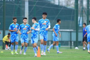 Quang Kiệt (giữa) sở hữu chiều cao vượt trội so với các đồng đội. (Ảnh: VFF)