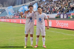 Văn Vĩ (phải) ăn mừng bàn thắng duy nhất của Nam Định. (Ảnh: Nam Định FC)