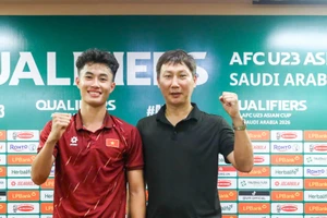 Huấn luyện viên Kim Sang Sik và cầu thủ Nguyễn Văn Trường tại buổi họp báo sau trận thắng 1-0 U23 Singapore. (Ảnh: VFF)