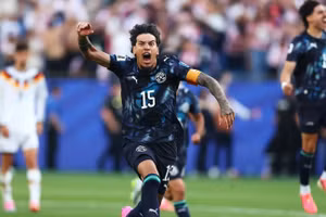 Đội trưởng Gustavo Gomez ăn mừng đầy cảm xúc sau khi Paraguay đánh bại Đức tại loạt sút luân lưu. (Ảnh: FIFA)