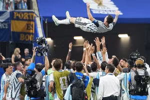 Lionel Messi được các đồng đội tung hô sau khi cùng Argentina tạo nên màn ngược dòng khó tin trước Ai Cập. (Ảnh: THX/TTXVN)