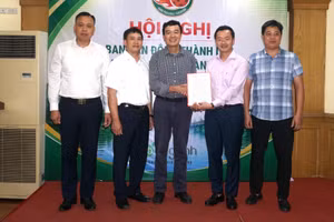 Phó Giám đốc Sở Văn hóa và Thể thao Hà Nội Phạm Xuân Tài trao quyết định của của Ủy ban nhân dân Thành phố Hà Nội về việc công nhận Ban vận động thành lập Liên đoàn Pickleball Thành phố Hà Nội. 