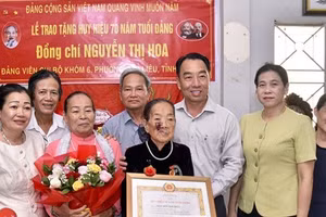 Đồng chí Lữ Quang Ngời (thứ ba, từ phải sang), Phó Bí thư Tỉnh uỷ, Chủ tịch Ủy ban nhân dân tỉnh Cà Mau và đồng chí Tô Việt Thu, Ủy viên Ban Thường vụ Tỉnh uỷ, Bí thư Đảng ủy phường Bạc Liêu (thứ hai từ phải sang) chụp ảnh lưu niệm cùng đảng viên lão thành Nguyễn Thị Hoa và gia đình.