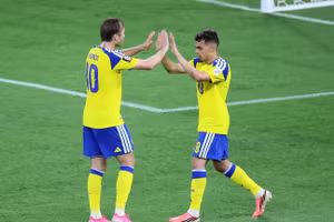 Yasin Ayari (bên phải) ăn mừng cùng đồng đội khi mở tỷ số cho Thụy Điển. (Ảnh: FIFA)