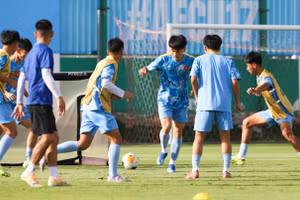 Các tuyển thủ U17 Việt Nam nỗ lực tập luyện trước khi bước vào trận ra quân. (Ảnh: VFF)