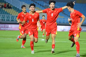 Các cầu thủ U17 Việt Nam ăn mừng bàn thắng trong trận chung kết gặp U17 Malaysia. 