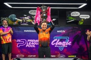 Dương Quốc Hoàng cùng chiếc cúp vô địch Premier League Pool 2026. (Ảnh: Matchroom)