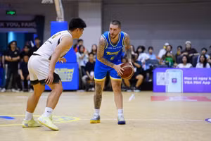 Dakota Zinser tỏa sáng giúp Ho Chi Minh City Wings giành chiến thắng trước cựu vương Saigon Heat. (Ảnh: VBA)