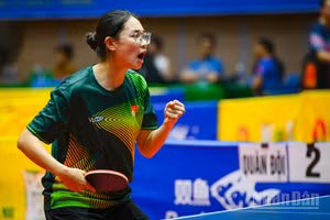 Tay vợt Lâm Thu Cúc lần lượt vượt qua các nhà vô địch Mai Hoàng Mỹ Trang và Nguyễn Khoa Diệu Khánh đầy thuyết phục. (Ảnh: BẢO LONG)
