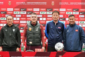 Huấn luyện viên Đinh Hồng Vinh (ngoài cùng bên phải) dự họp báo. (Ảnh: VFF)