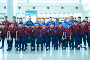 Ban huấn luyện cùng các tuyển thủ futsal Việt Nam trước giờ lên đường. (Ảnh: VFF)