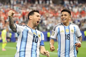 Messi ghi cú đúp vào lưới đội tuyển Áo. (Ảnh: FIFA)