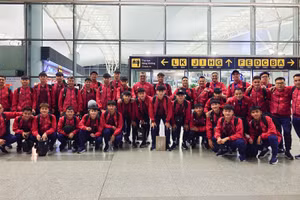 Ban huấn luyện cùng các tuyển thủ U17 Việt Nam tại sân bay Nội Bài trước giờ khởi hành. 