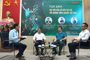 Các diễn giả tại buổi tọa đàm. (Ảnh: HỒNG QUÂN)