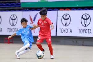 Các đội bóng nhí bước vào ngày khởi tranh. 