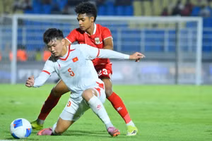 U17 Việt Nam (áo trắng) hòa U17 Indonesia để đi tiếp vào bán kết. (Ảnh: VFF)