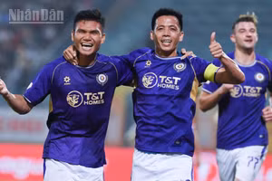 Xuân Mạnh cùng đội trưởng Văn Quyết ăn mừng bàn thắng mở tỷ số của Hà Nội. (Ảnh: TRẦN HẢI)